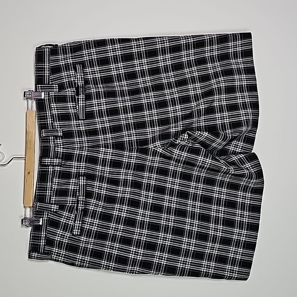 Izod perform 42" waist black and white plaid shorts - Picture 4 of 7